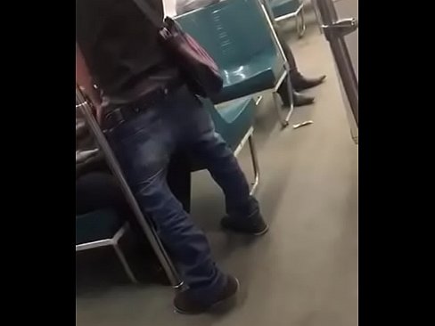 Chupando no metrô