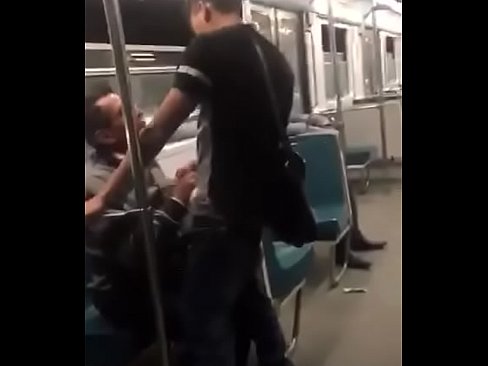 Chupando no metrô