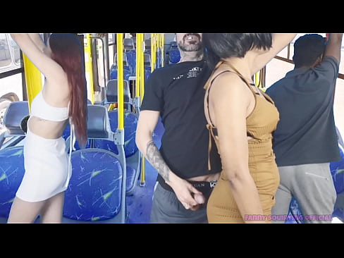 Safada sendo encoxada no onibus por estranho ficou toda cremosa.