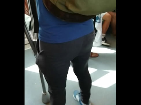 Rico culo de macho en el metro de Lima