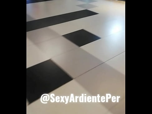 Cruising en el Baño del Centro Comercial