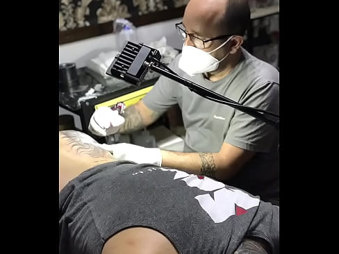 Veja Sessão completa de tattoo na Bunda tatuada do Allan Guerra Gomes - linda tatuagem na grande raba linda e redonda