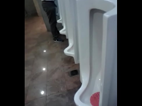 señor meando en el baño del casino