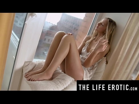 Sexy exhibitionist masturbates by the window, watch her orgasm