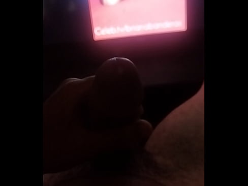 Gozando duas vezes assistindo porno