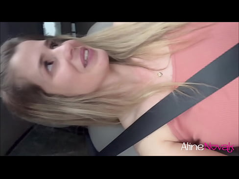 Loira dá o cuzinho no carro e fica com ele cheio de leitinho até escorrer - Aline Novak