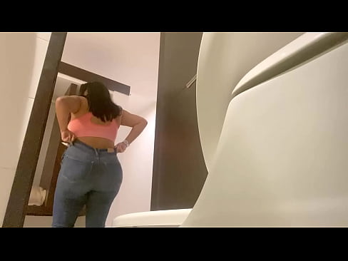 Camara atrapa a latina meando en baño publico