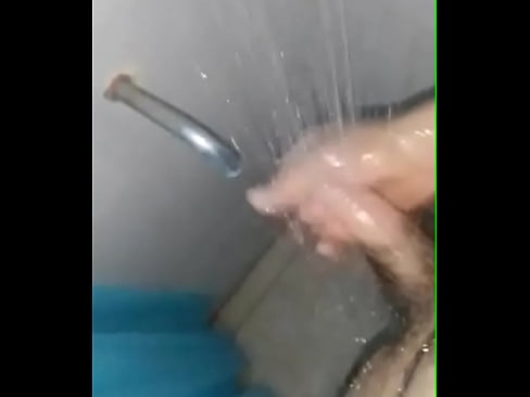 Mucha leche mientras se pajea en la ducha