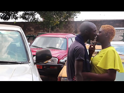 Le mécanicien baise son client sur le capo du véhicule pendant la panne, une longue bite qui gicle ce cul sur le véhicule public au garage avec d'autres clients BLAR