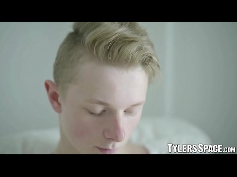 Solo twink jerks off his big dick