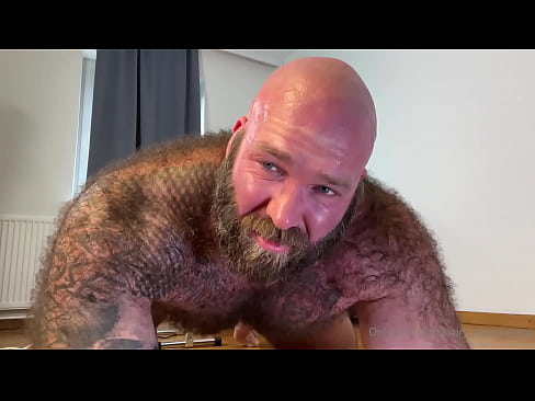 Hairy Musclebear penetrates himself with dildo