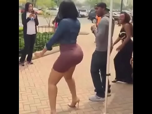 girl shakin that big ass at street