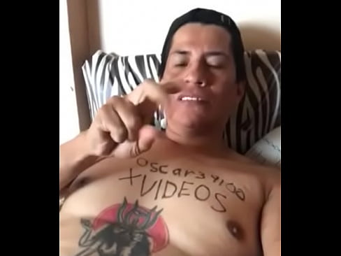 Masturbándomelo viendo porno