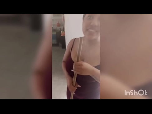 Keilimar limpiando la casa de su suegra para poder follar con su novio luego