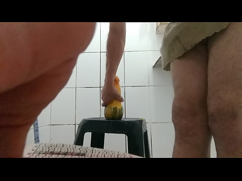 crossdresser mijando na calcinha e gozando com dildo