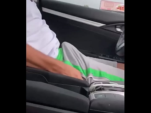 Hombre se masturba en su coche y se corre rapido.