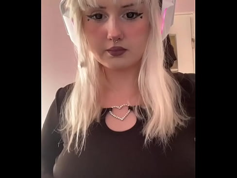 Gamergirl showing her tits infront of her viewers