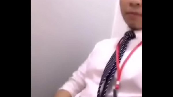 Office man Vietnam solo in rest room