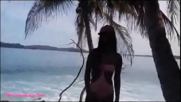 Gostosa chupando no meio da praia - onsexporn.com