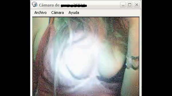 Mujer con cuerpazo se exhibe en webcam.