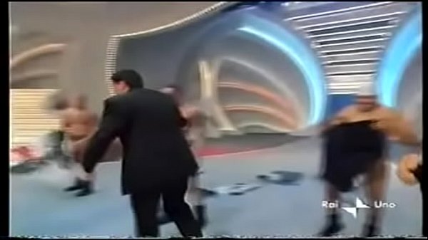 RAFFAELLA CARRA'   SPOGLIARELLO MASCHILE    BY MARIO D'ANDREA ( CARRAMBAUNO ) (360p) ok