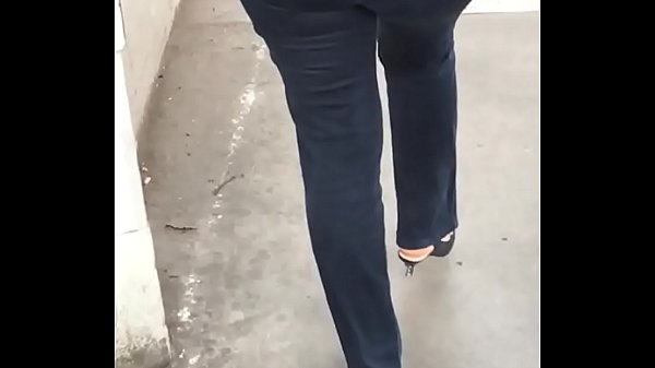 nalgona grabada en la calle