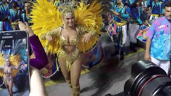 Ellen Rocche desfilando no carnaval grupo especial
