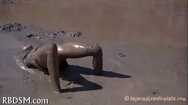 hotty gets facefucked in the mud