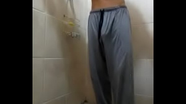 Embarazoso video filtrado de un guatemalteco penetrando su uretra desnudo en la regadera