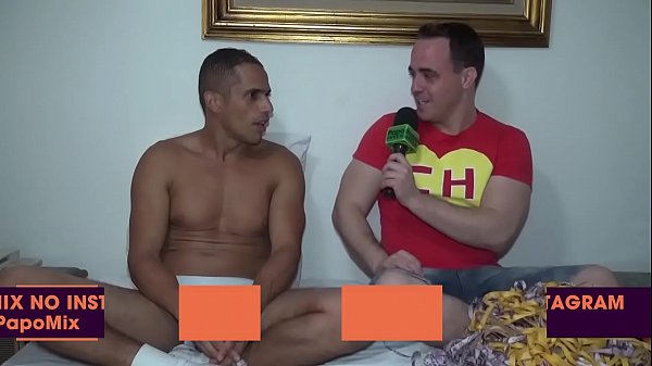 Nos palcos, ator porno Jhony Louis em performance interativa