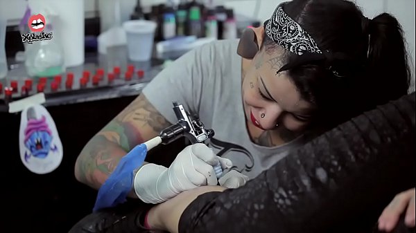 Um documentário sobre tatuagens e ensaios sensuais