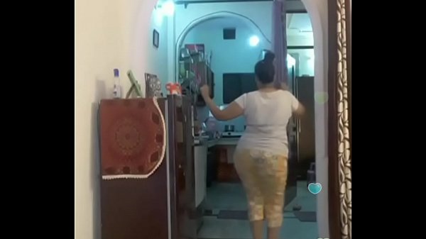 Hot desi indian bhabi shaking her sexi ass &boobs on bigo live...1