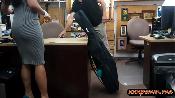 Amateur bitch pawns her pussy and banged by pawn dude