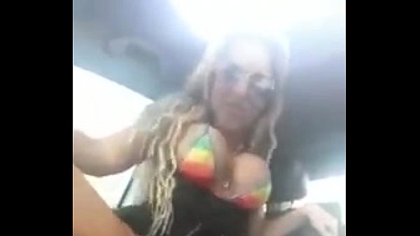 Chica sexy bailando como yo le doy en auto