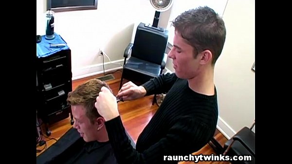 Horny Gay Blows His Cute Hairdresser At The Salon