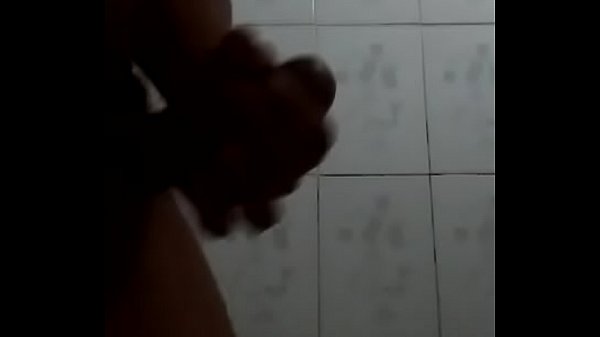 Chico tocandose en el baño hasta acabar