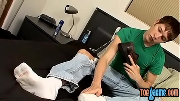 Feet loving twink enjoys masturbating