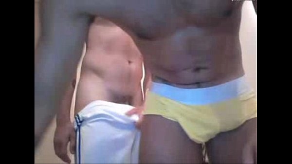 Casal gay se pega na cam ao vivo