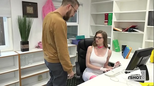 Gilr in office gets fucked by guy at lunch