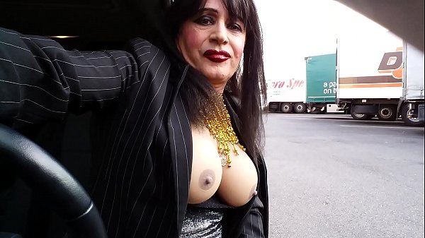 seins nus devant un defiler de camions