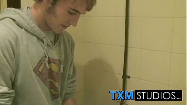 Skinny amateur twink Xander Wilde jerks off in the washroom