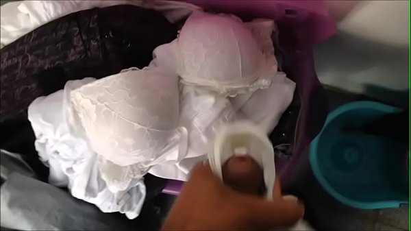 Casado de calcinha mexendo no sexto de roupa para lavar procurando lingeries usada e gozando nelas