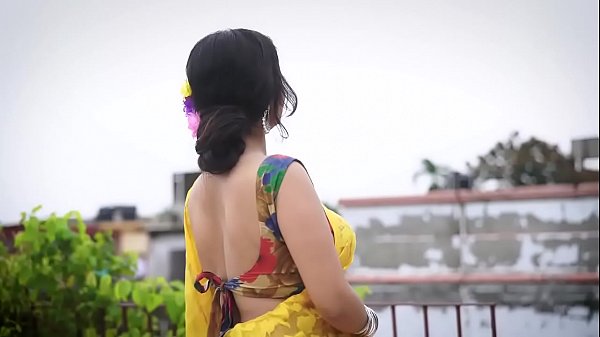Indian aunty in hot Saree showing boobs