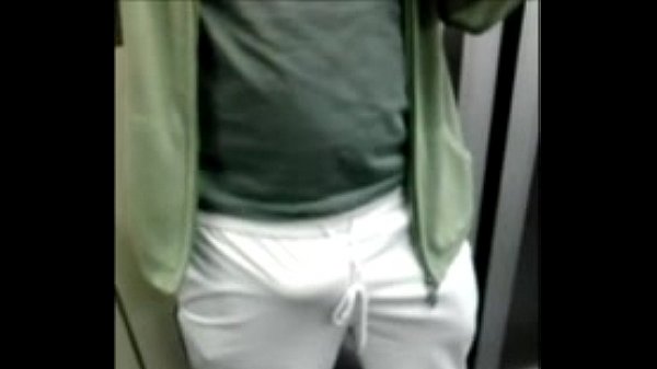 Gostosão excitado no metrô