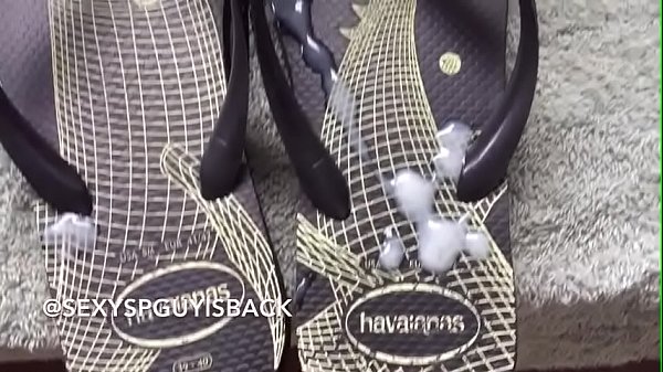 Calçando o chinelo Havaianas toda gozada. vídeo especial direto de SP