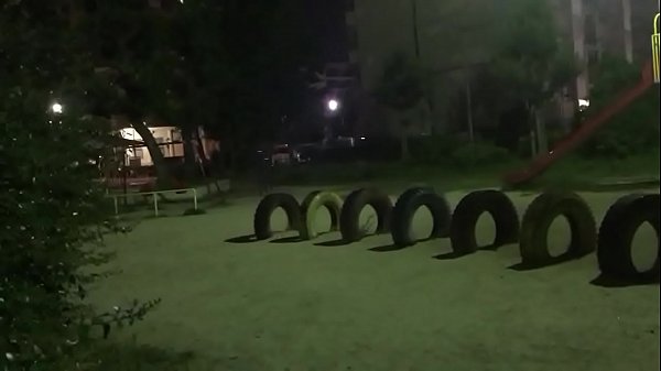 夜の公園で野外露出