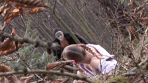 Uomini mascherati si fottono la ragazza nel bosco