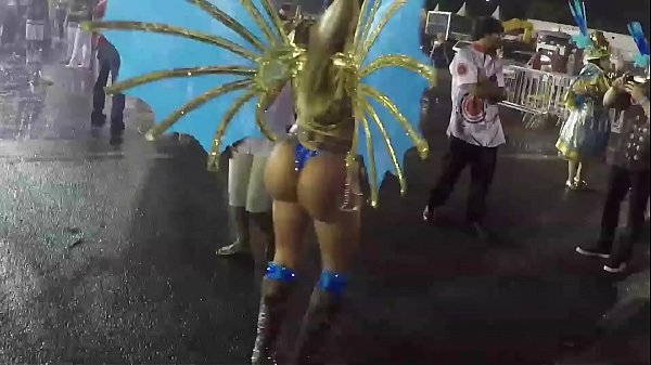 Cacau Colucci dando um show antes da entrada da escola no Sambódromo no Anhembi antes do desfile da segunda da noite de São Paulo