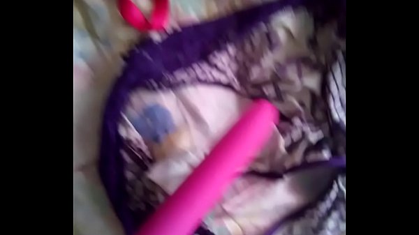 encontre su vibrador y tangas de mi prima no hay nadie en la casa