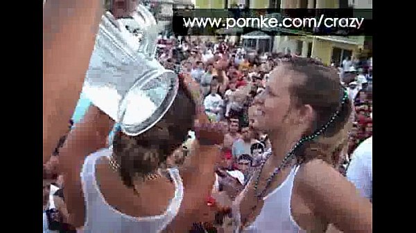 watch this gals on stage shacking their poontang